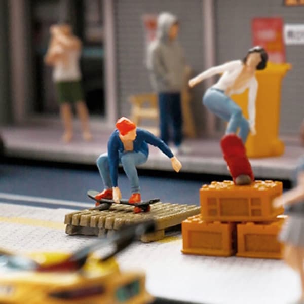 1/64-scale skateboarder figurine, Dynamic Pose 1:64 Blue Skate Boy