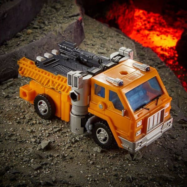 Transformers WFC-K16 HUFFER War Cybertron Kingdom
