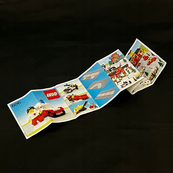 606 LEGO Ambulance