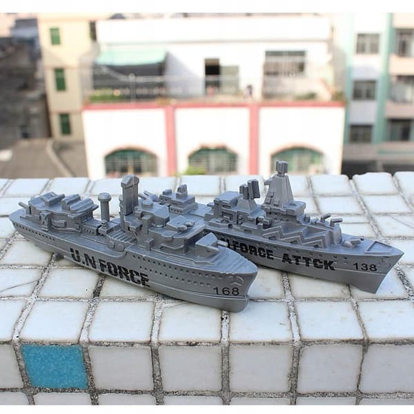 10 pieces: Warship model assembled by children