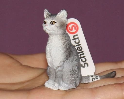 SITTING CAT [FIGURINE]