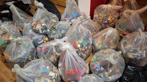 Lego mix from 1 kilogram (kg) – original bricks plus a minifigure