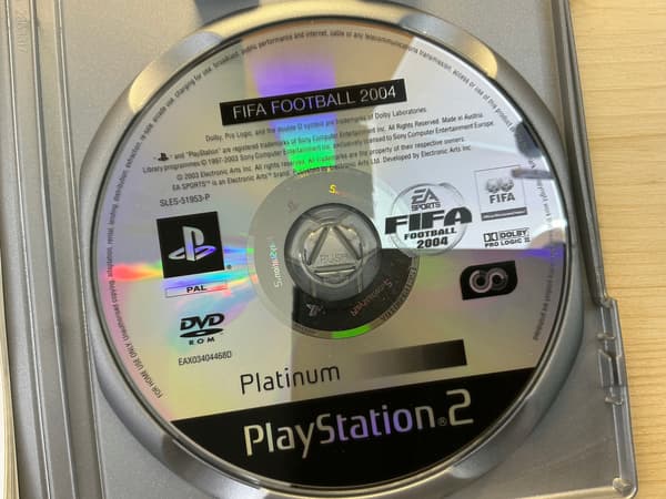 FIFA FOOTBALL 2004 – disc in excellent condition, complete set for PS2