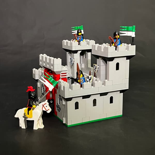 6073 LEGO Knights’ Castle