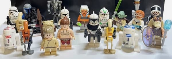 LEGO 1 random STAR WARS MINIFIGURE + accessory with a minifigure hat – NEW