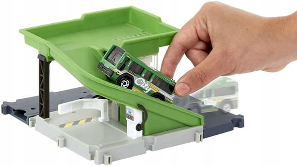 MATCHBOX REAL ADVENTURES BUS STATION SET + BUS TOY