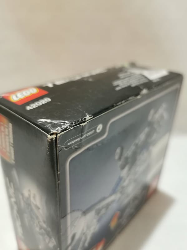 LEGO 42020 Technic – Twin-rotor Helicopter (damaged box)