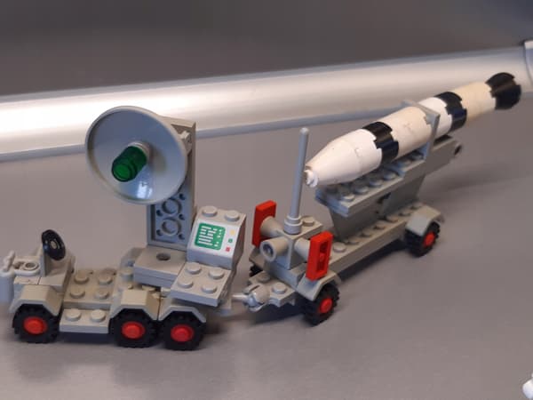 LEGO Classic Space 897 Mobile Rocket Launcher