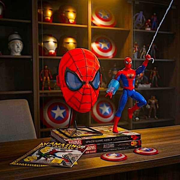 SPIDER-MAN FIGURINE + INTERACTIVE GLOW-IN-THE-DARK MASK – SPIDER-MAN FIGURINE SET