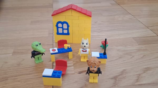 Lego Fabuland 3647 School Classroom – not complete.