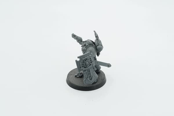 Warhammer 40k Space Marines Lieutenant with Storm Shield plastic figurine