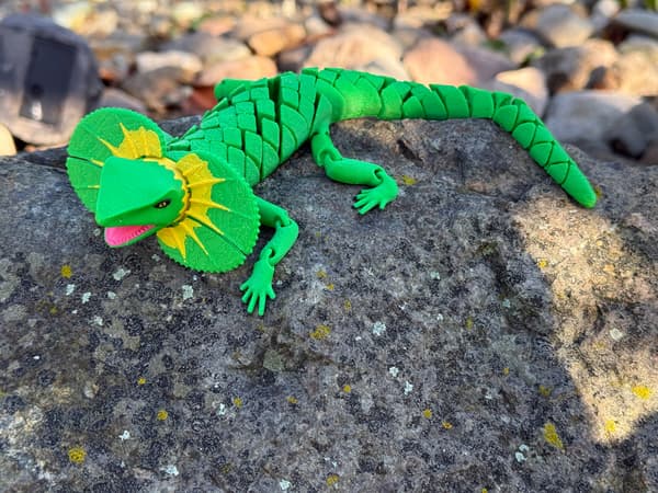 3D segmented frilled lizard – a dynamic figurine, a toy
