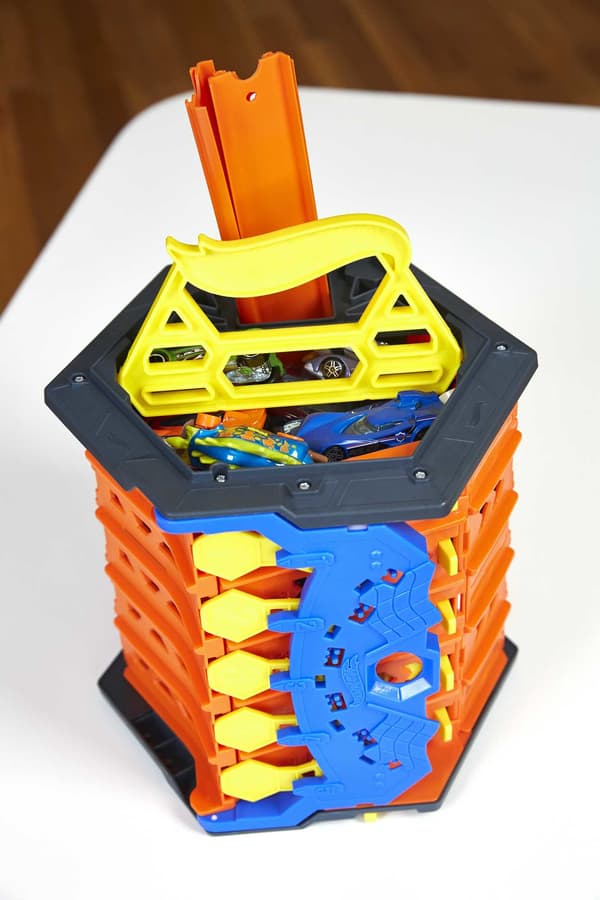 Hot Wheels 5-lane expandable racetrack set with garage
