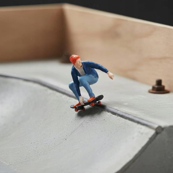 1/64-scale skateboarder figurine, Dynamic Pose 1:64 Blue Skate Boy