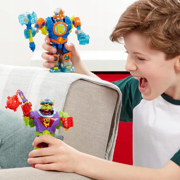 ARTICULATED ROBOT SET WITH FIGURES AND ACTION ACCESSORIES