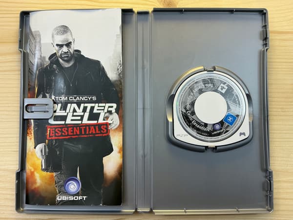SPLINTER CELL ESSENTIALS – game disc in very good+ condition, complete PSP set