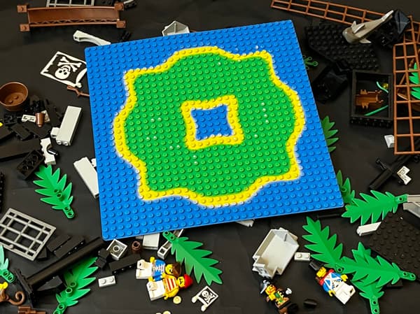 6270 LEGO Shark Island with Four Pirates