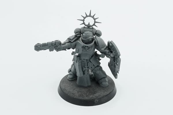 Warhammer 40k Space Marines Lieutenant with Storm Shield plastic figurine