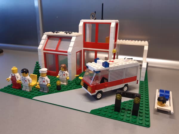 LEGO 6380 Emergency Treatment Centre
