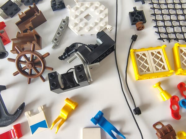LEGO Pirates: Retro Pirates – Nets, Cannons, Flags, Masts, Palm Trees, Weapons...