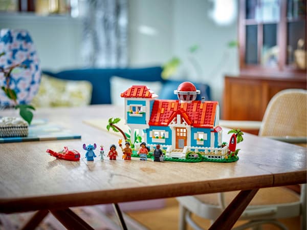 LEGO Disney 43268 Lilo & Stitch Beach House