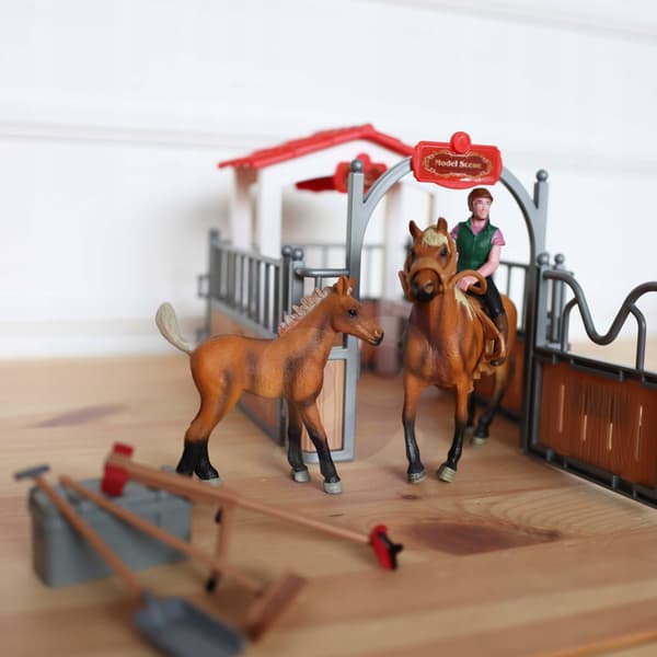 STABLE AND PADDOCK SET WITH HORSE FIGURINES