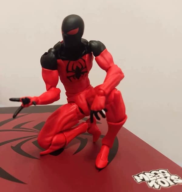 SPIDER-MAN COLLECTOR'S FIGURE + ACCESSORIES - SPIDER-MAN CLASSIC