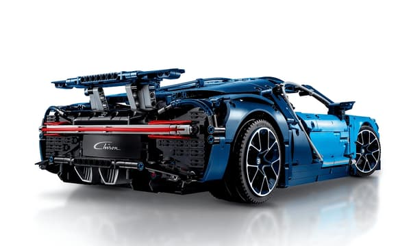 LEGO Technic Bugatti Chiron 42083 (((( dented box ))))