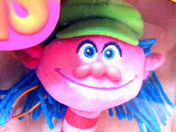 MEGA TROLLS COOPER PLUSH KEYRING 22CM GIRAFFE TROLLS