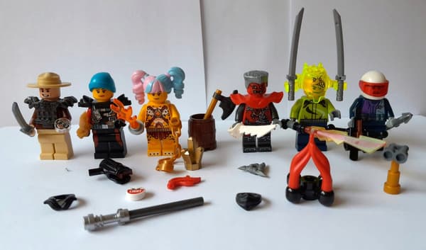 LEGO: 10 assorted MINIFIGURES with accessories and headgear – BARGAIN