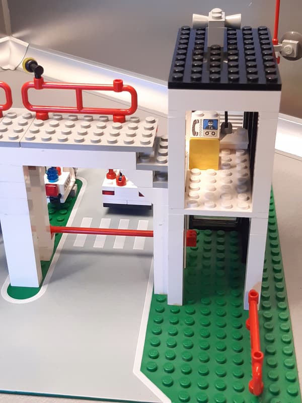 LEGO 6398 Central Precinct HQ (No. 2)