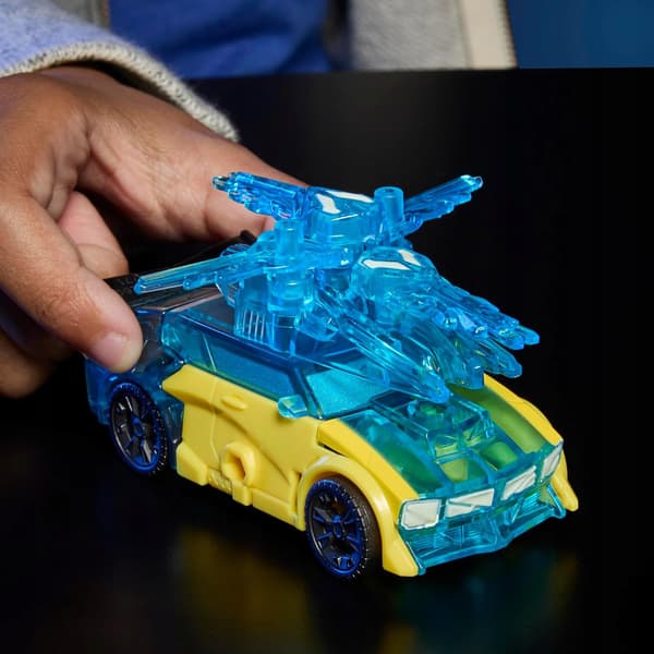 HASBRO Transformers Cyberworld Energon Surge Bumblebee Figure