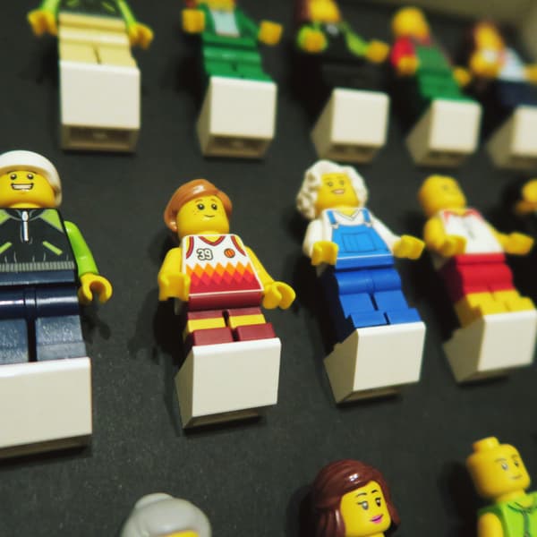 DISPLAY FRAME FOR 15–21 LEGO FIGURES – 27 CM DISPLAY CASE