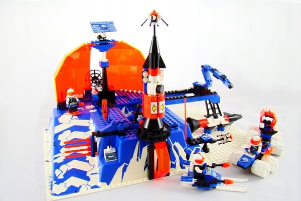 LEGO Space 6983 Ice Planet Command Centre