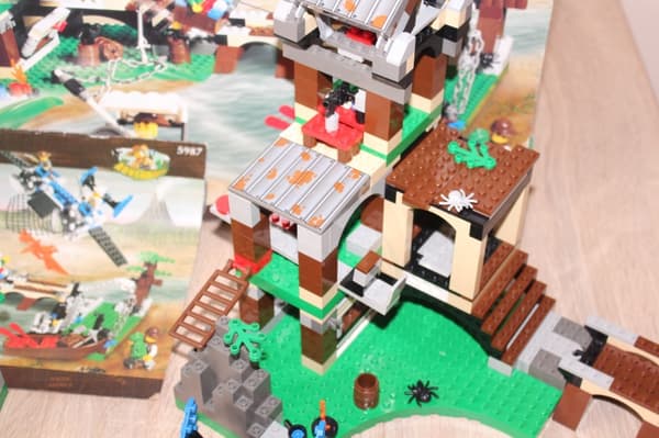 LEGO ADVENTURES 5987 BOX AND INSTRUCTIONS: Dino Research Compound
