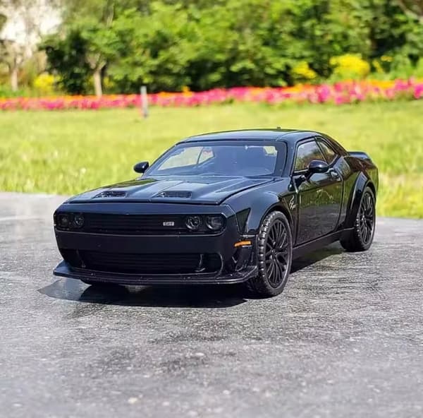 DODGE CHALLENGER  bonnet, boot and LED light-up display stand – 1:32 scale model with sound effects