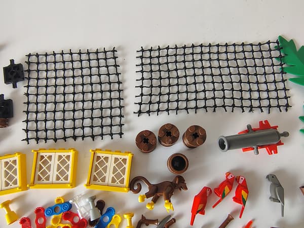 LEGO Pirates: Retro Pirates – Nets, Cannons, Flags, Masts, Palm Trees, Weapons...