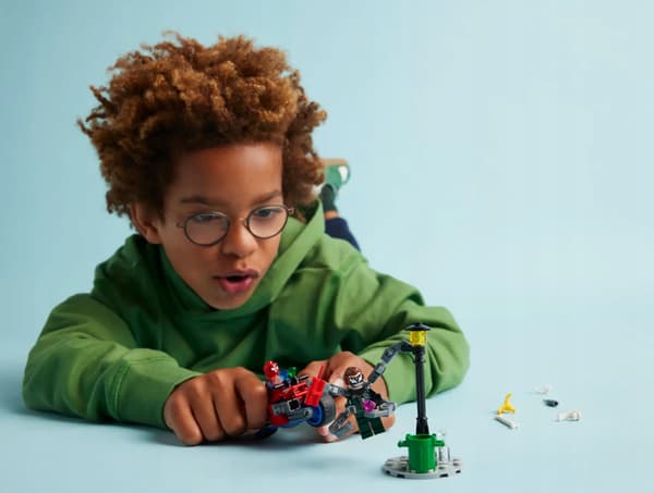 LEGO Marvel 76275 Spider-Man vs Doc Moto Chase (77 pieces)