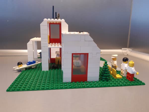 LEGO 6380 Emergency Treatment Centre