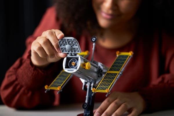 LEGO Building Set: NASA’s Discovery Space Shuttle
