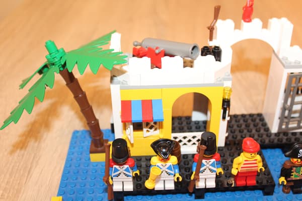 LEGO PIRATES 6267 Lagoon Lock-Up set
