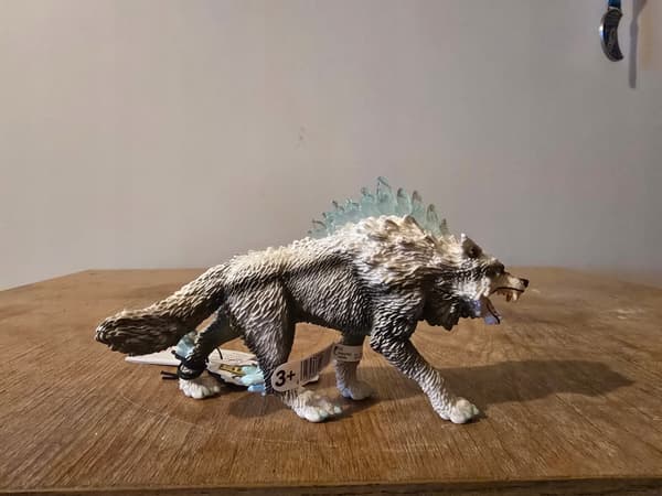Schleich Eldrador 42452 Snow Wolf figurine, 2017 model