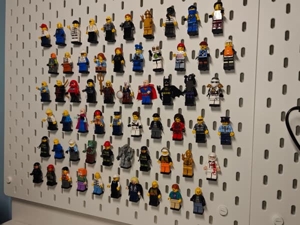 100 PCS IKEA SKADIS Board Holder and Stand for Mini LEGO Figures – Black