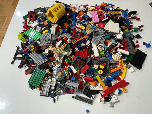 LEGO Mix 2kg Original Bricks + 2 Minifigures – GIFT