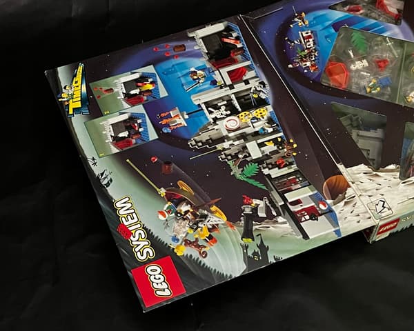 6494 LEGO House and Laboratory