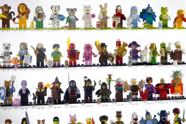 LARGE DISPLAY CABINET FOR 60 LEGO MINIFIGURES PLUS AN EXTRA SHELF