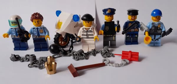 LEGO: 10 assorted MINIFIGURES with accessories and headgear – BARGAIN