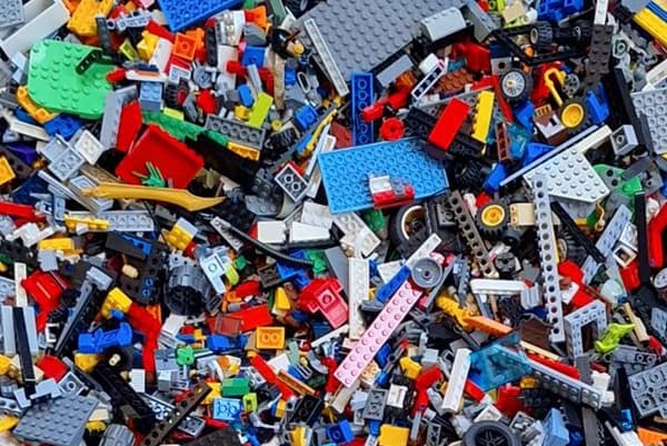 Lego mix from 1 kilogram (kg) – original bricks plus a minifigure