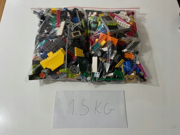 LEGO Mix 1.5kg Original Bricks + 2 Minifigures Gift Set