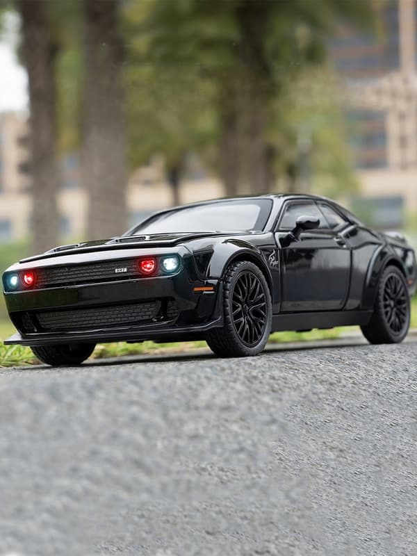 DODGE CHALLENGER  bonnet, boot and LED light-up display stand – 1:32 scale model with sound effects